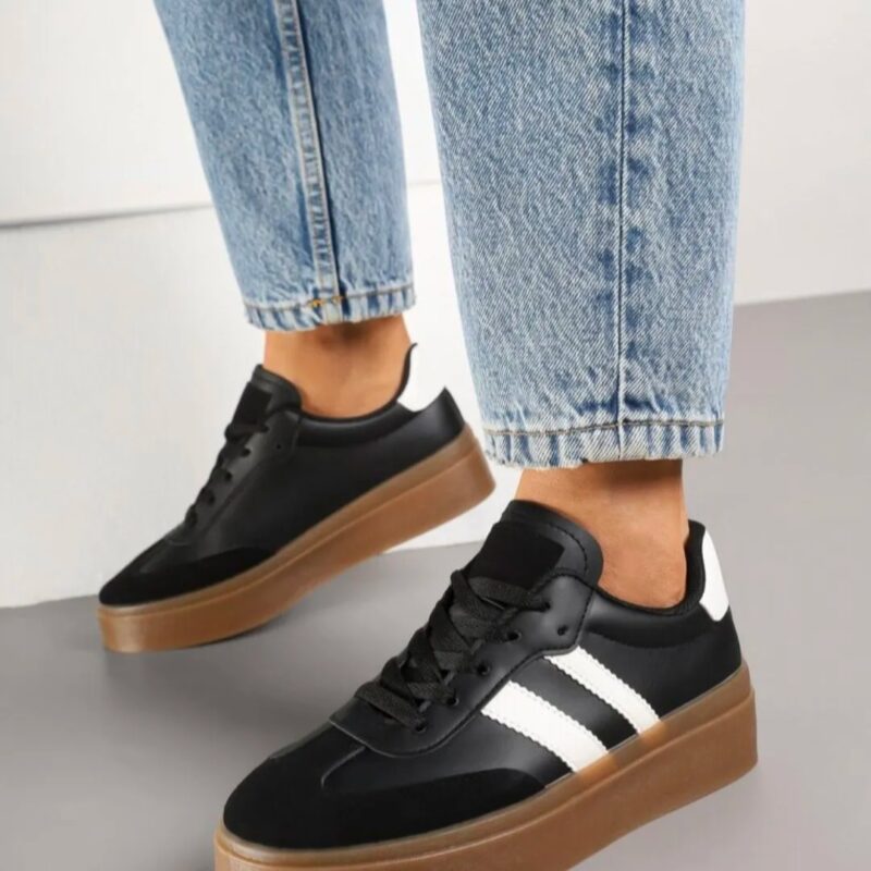 Deportivas Black suela de goma.